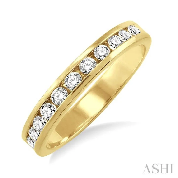 1/4 Ctw Round Cut Diamond Wedding Band in 14K Yellow Gold